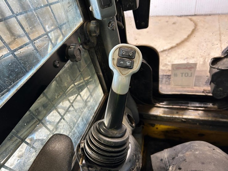 2016-new-holland-l220-image-22