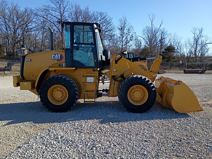 2023-caterpillar-910-image-10