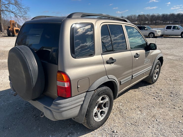 2003-chevrolet-tracker-image-11