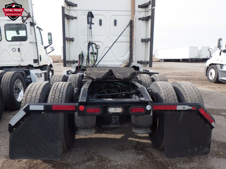 2020-freightliner-cascadia-126-image-11