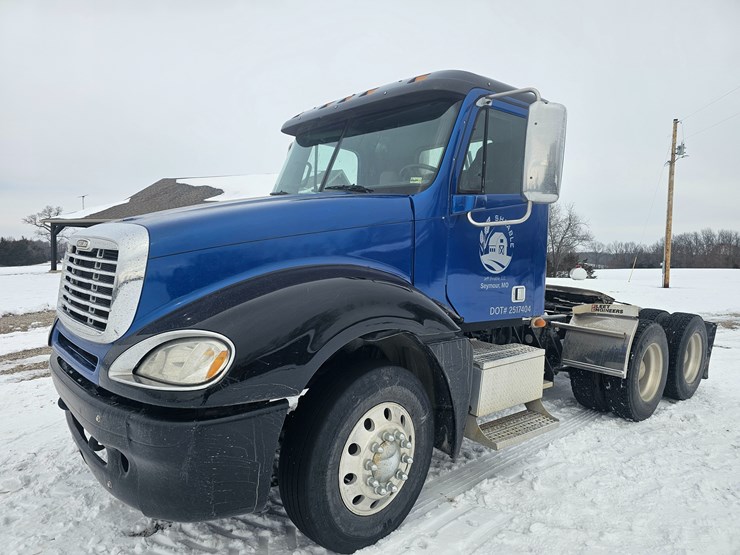 2007-freightliner-columbia-120-image-3