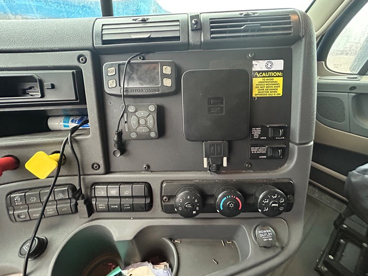 2015-freightliner-cascadia-125-image-65