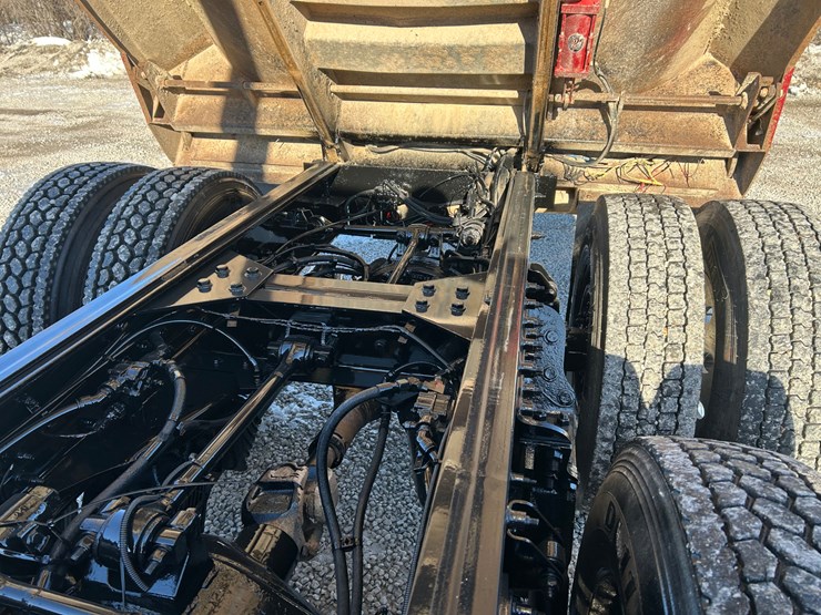 2015-peterbilt-567-image-108