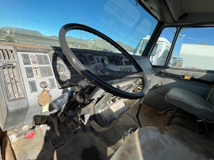 1996-freightliner-fl80-image-72