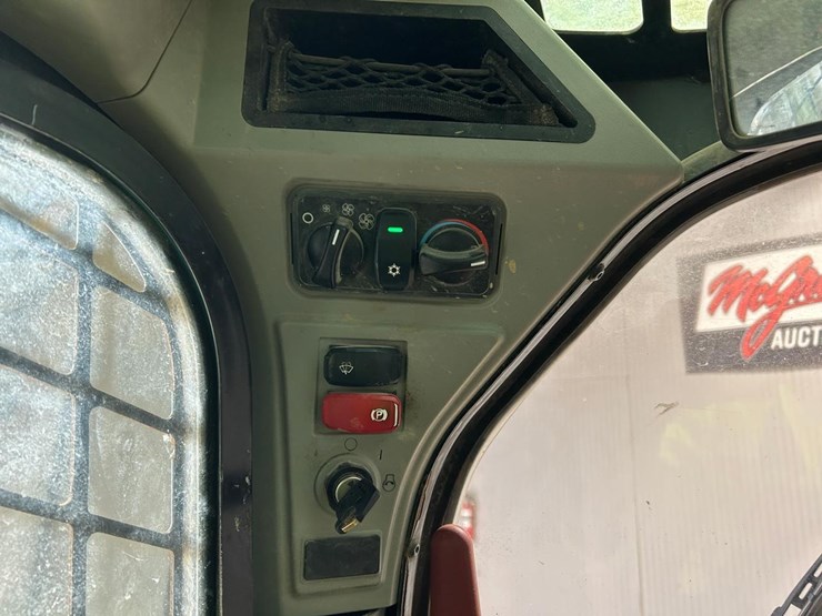 2021-caterpillar-299d3-image-23