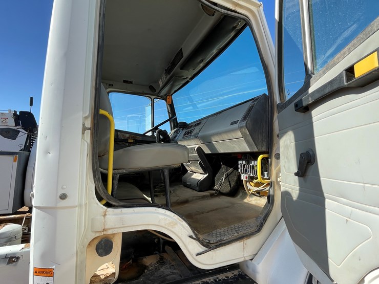 1996-freightliner-fl80-image-144