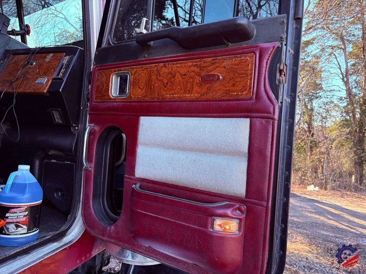 1999-peterbilt-357-image-38