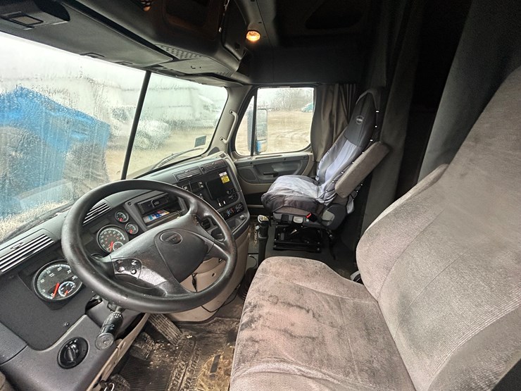 2015-freightliner-cascadia-125-image-57