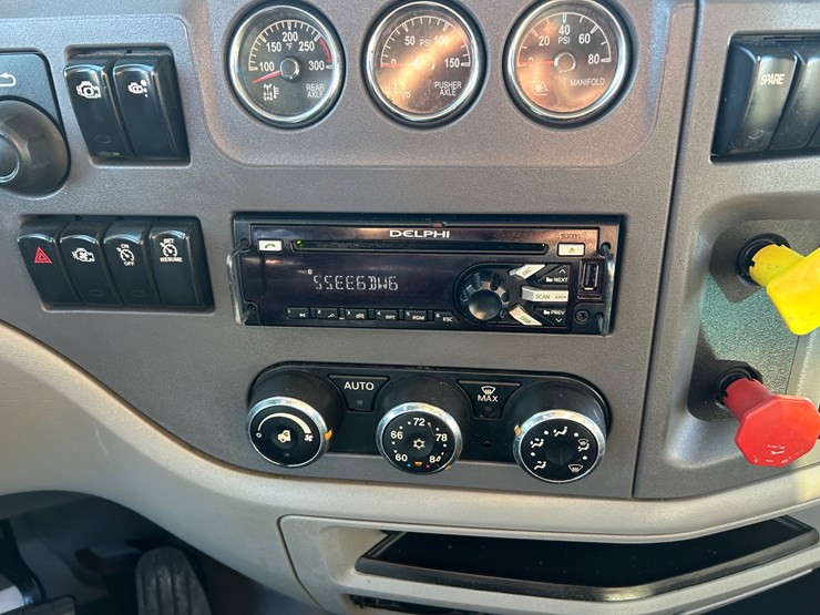 2015-peterbilt-567-image-140