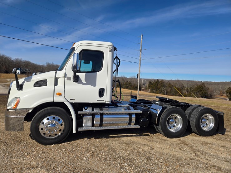 2012-freightliner-cascadia-113-image-6