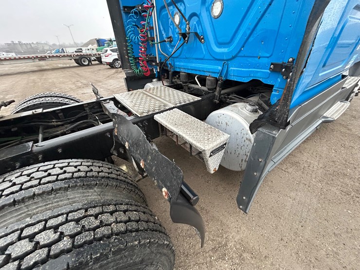 2015-freightliner-cascadia-125-image-87