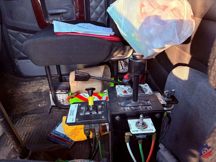 2018-freightliner-sd122-tri-axle-dump-truck-image-54