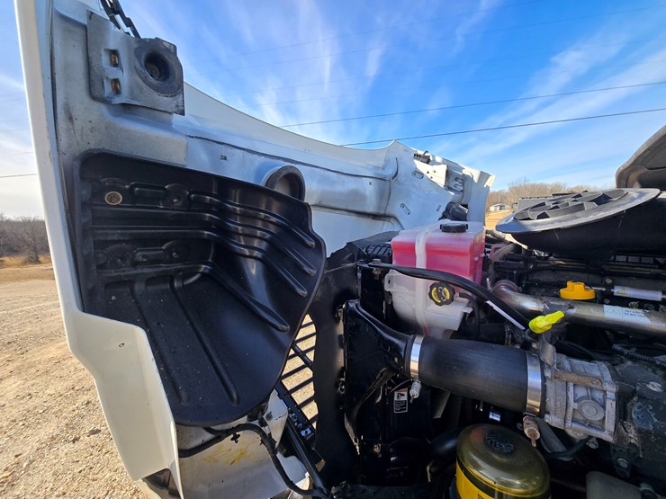 2012-freightliner-cascadia-113-image-38