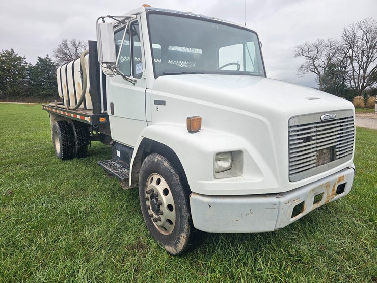 2000-freightliner-fl60-image-24