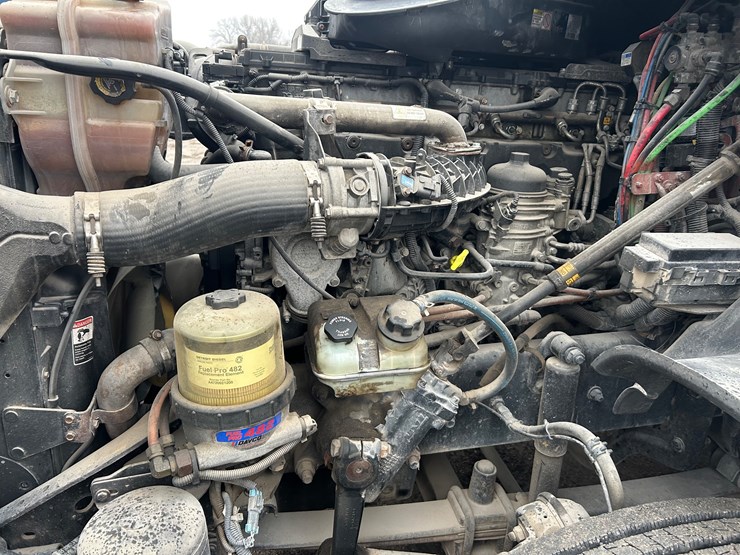 2015-freightliner-cascadia-125-image-38