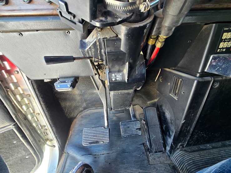 1995-freightliner-fld120-image-87