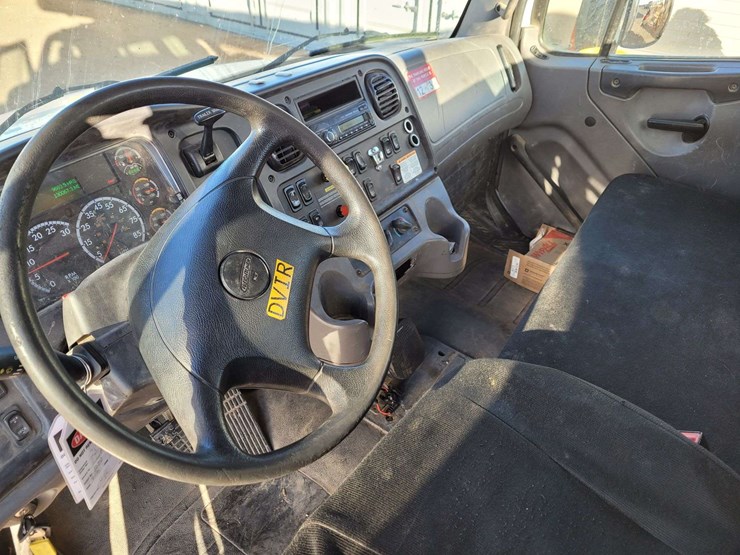 2016-freightliner-m2-106-image-19