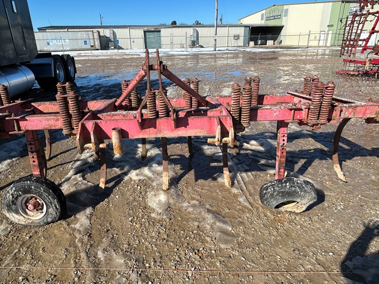 massey-ferguson-127-image-1