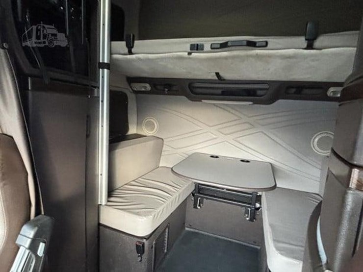 2015-volvo-vnl64t670-image-8