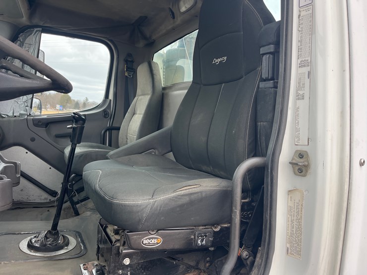 #4882-•-2004-freightliner-business-class-m2-image-26