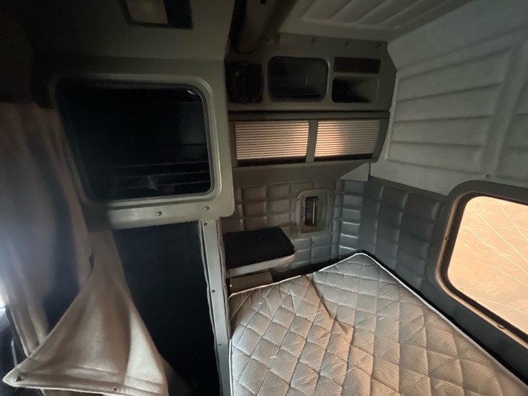 1998-peterbilt-379-image-36