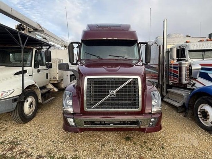 2015-volvo-vnl64t670-image-2