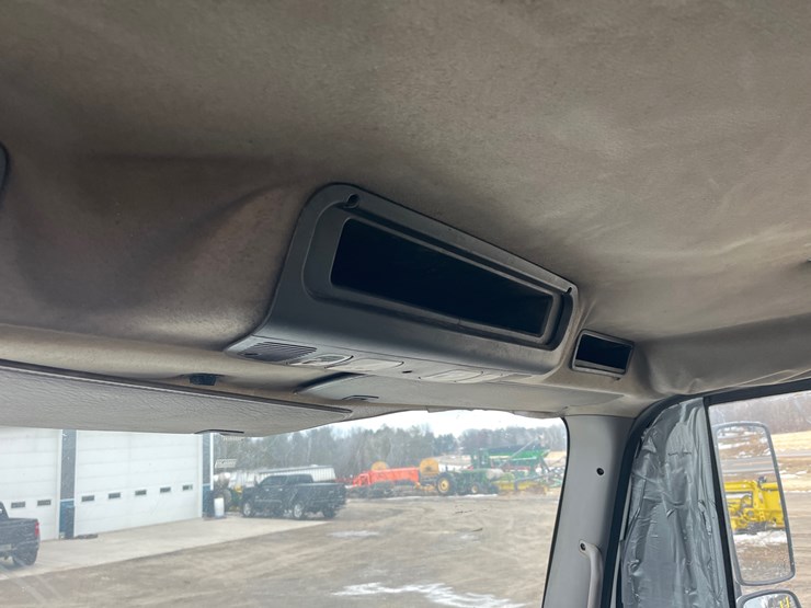 #4882-•-2004-freightliner-business-class-m2-image-29