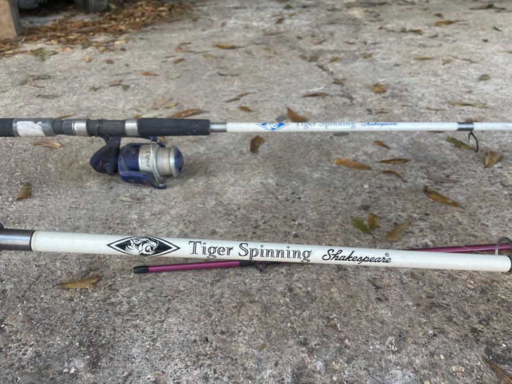 #407-•-minn--kota-trolling-motor-and-fishing-poles-image-11