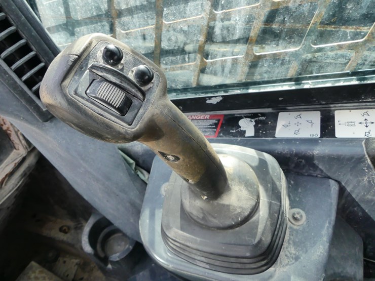 2010-deere-318d-image-12