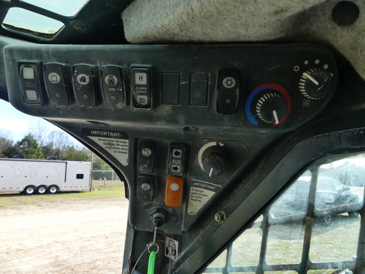 2010-deere-318d-image-14