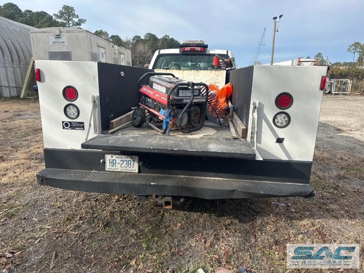 2016-chevrolet-4x4-crew-cab-service-body-truck-image-5
