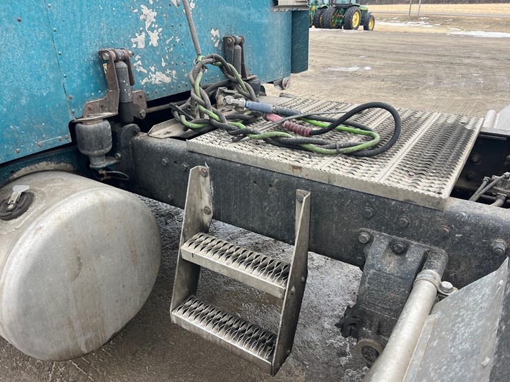 1998-peterbilt-379-image-13