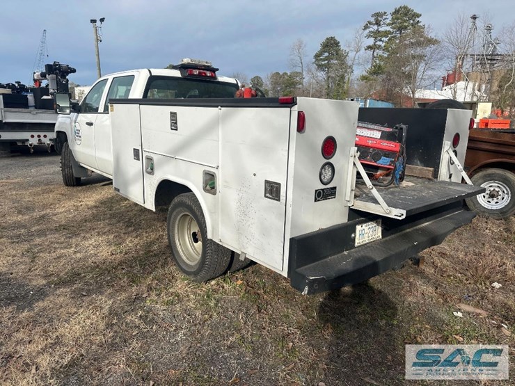2016-chevrolet-4x4-crew-cab-service-body-truck-image-6