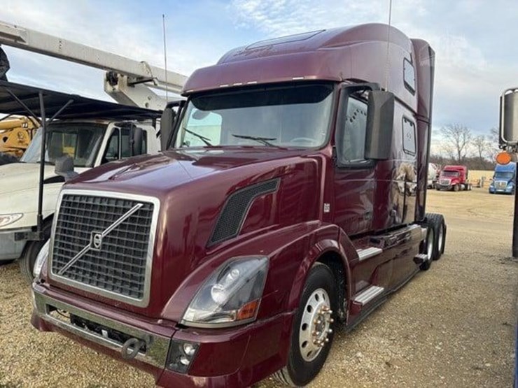 2015-volvo-vnl64t670-image-1