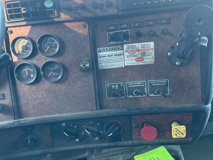 2005-kenworth-t300-image-21