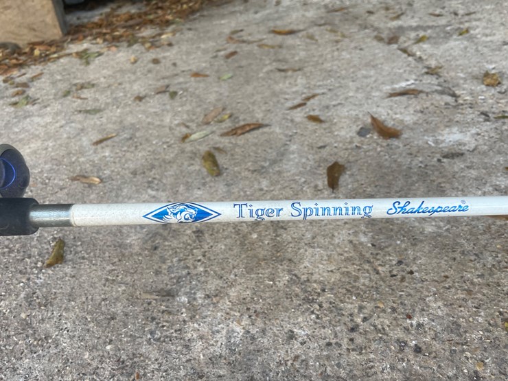 #407-•-minn--kota-trolling-motor-and-fishing-poles-image-14