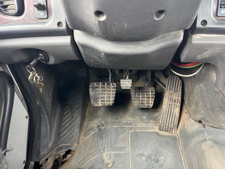 #4882-•-2004-freightliner-business-class-m2-image-31