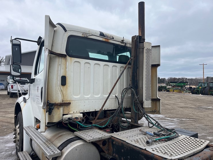 #4882-•-2004-freightliner-business-class-m2-image-10