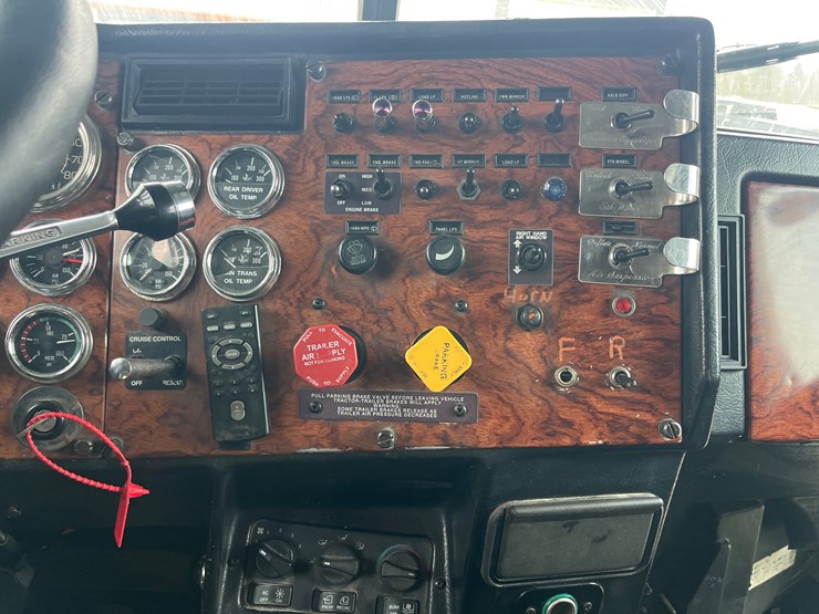 1998-peterbilt-379-image-40