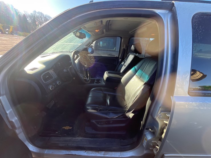 2013-chevrolet-suburban-image-14