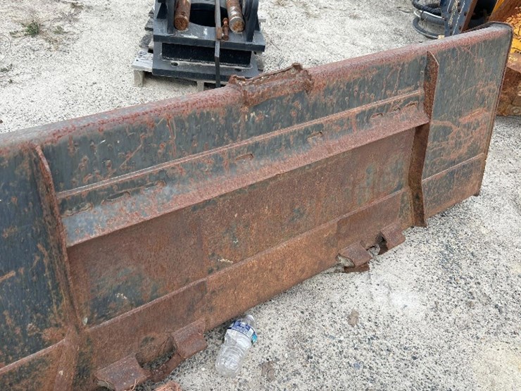 john-deere-u84-84in-skid-steer-bucket-image-3