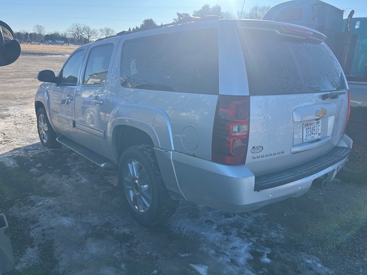 2013-chevrolet-suburban-image-2