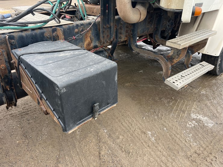 #4882-•-2004-freightliner-business-class-m2-image-19