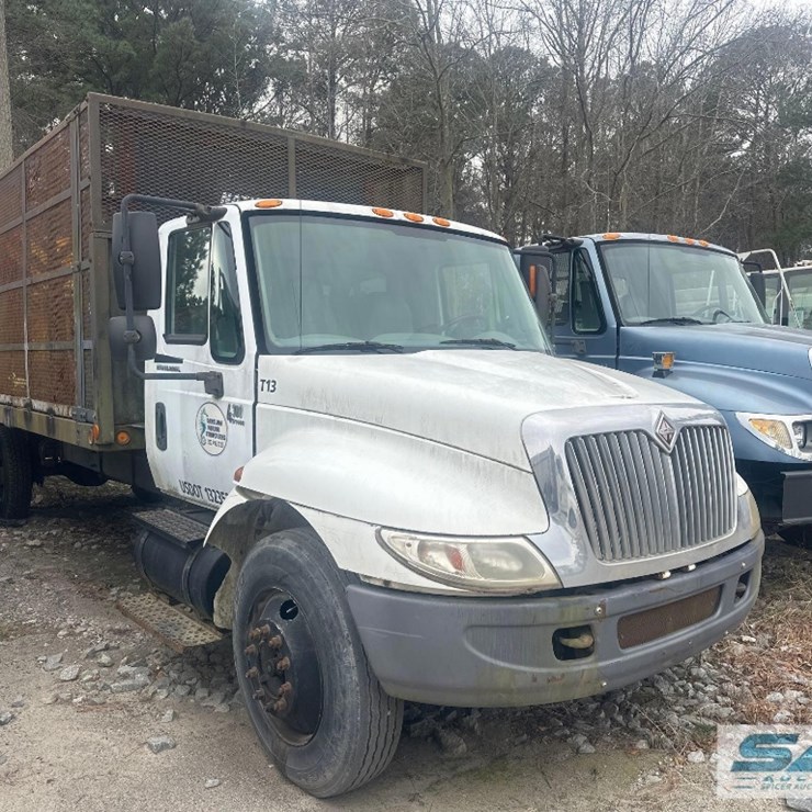 2002 INTERNATIONAL 4300 SBA