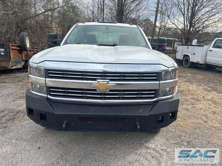 2016-chevrolet-4x4-crew-cab-service-body-truck-image-2