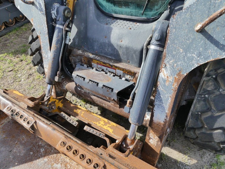 2010-deere-318d-image-9