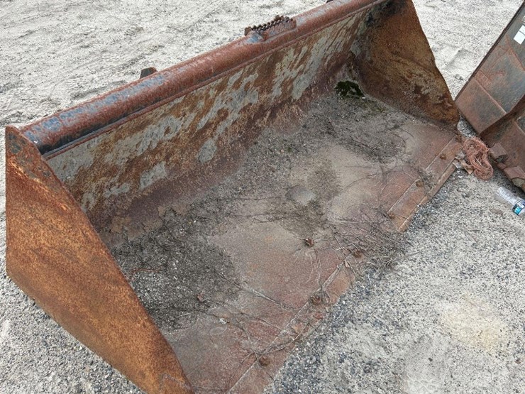 john-deere-u84-84in-skid-steer-bucket-image-1