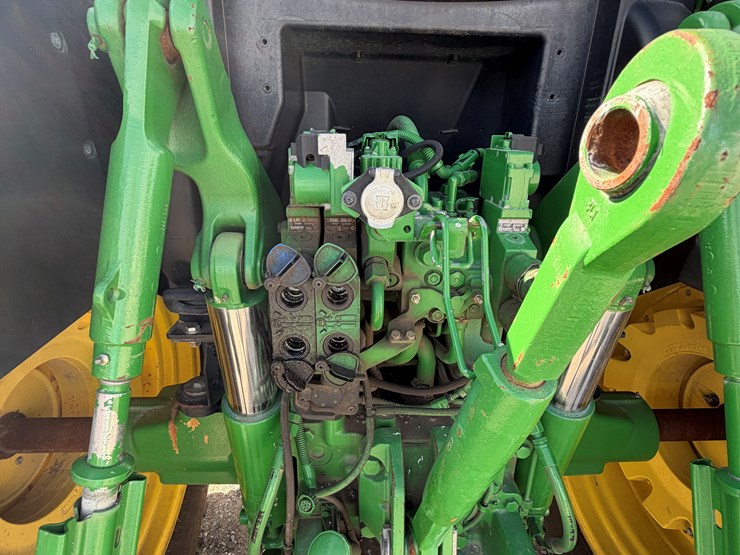 2015-john-deere-6150r-image-3