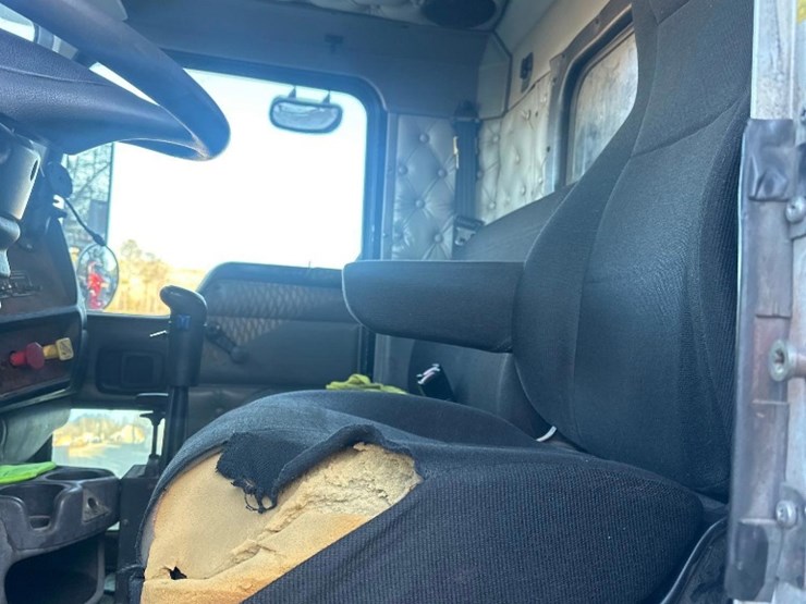 2005-kenworth-t300-image-14