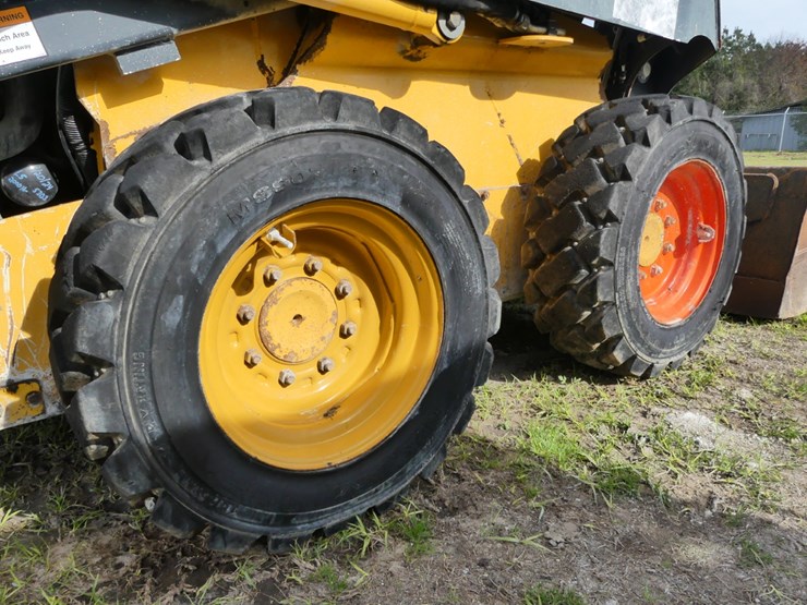 2010-deere-318d-image-7